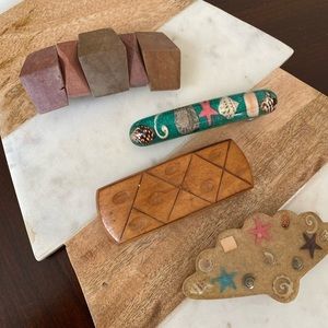 All four (4) hair accessories/clips made of shells and wood